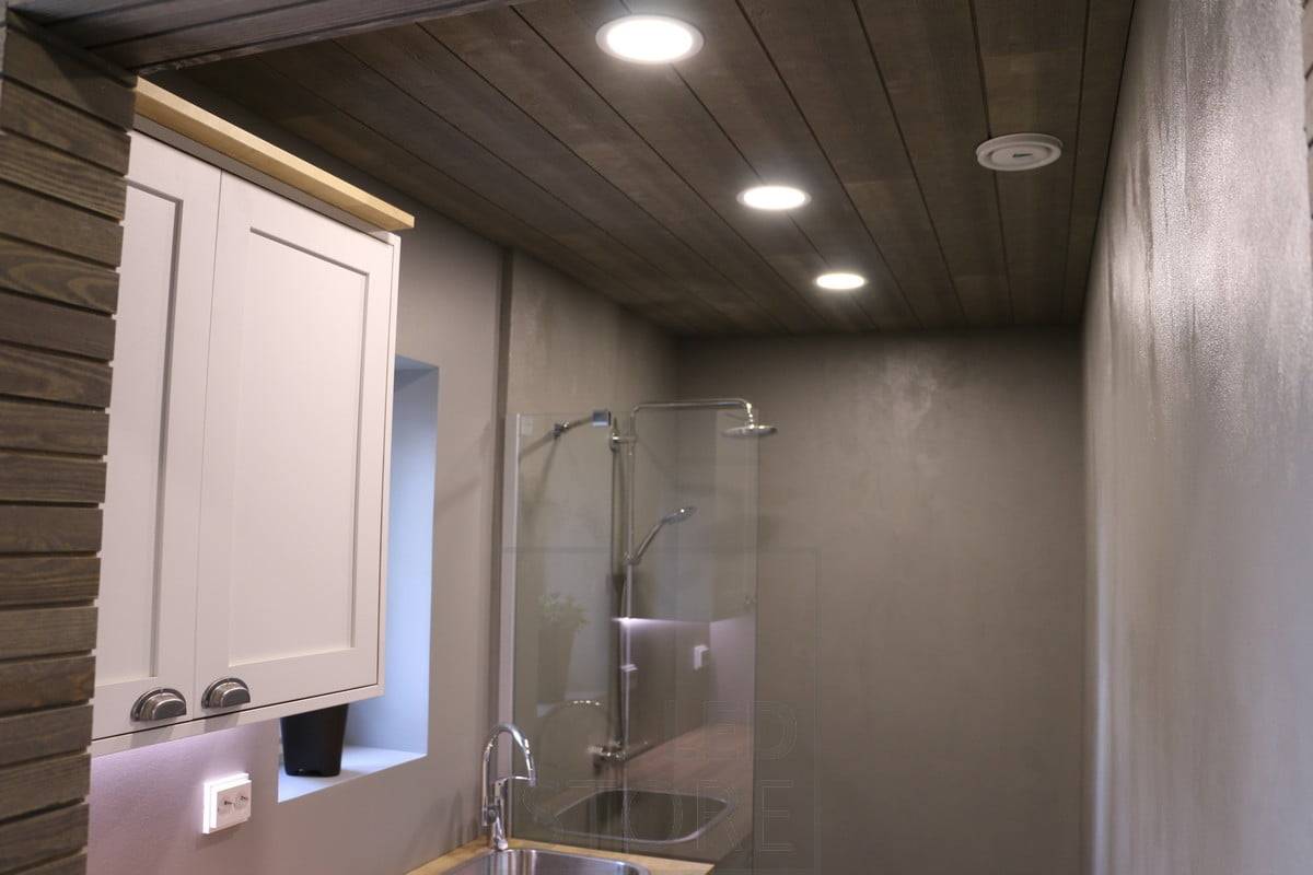 Plafonds iluminando el cuarto de baño. La luz que proporcionan los plafones LED es más uniforme que la de un foco y resulta ideal para la iluminación general. Ledstore.fi